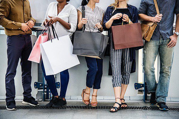 persone_con_shopping_borse_attesa Persone con borse dello shopping in attesa