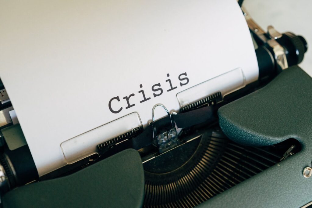 Crisis escrita en máquina de escribir