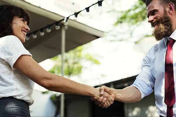 Woman-and man-shaking-hands-smiling Woman and man shaking hands smiling